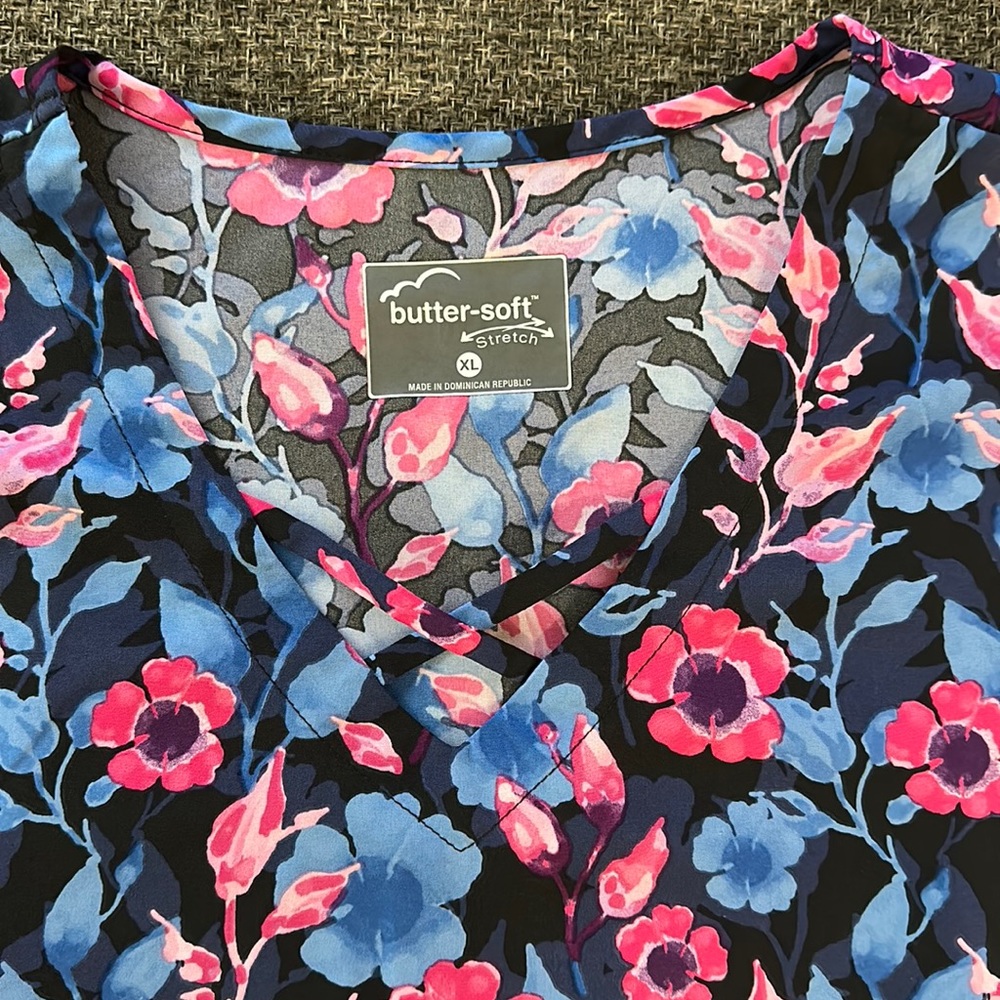 Butter soft scrub top. XL.